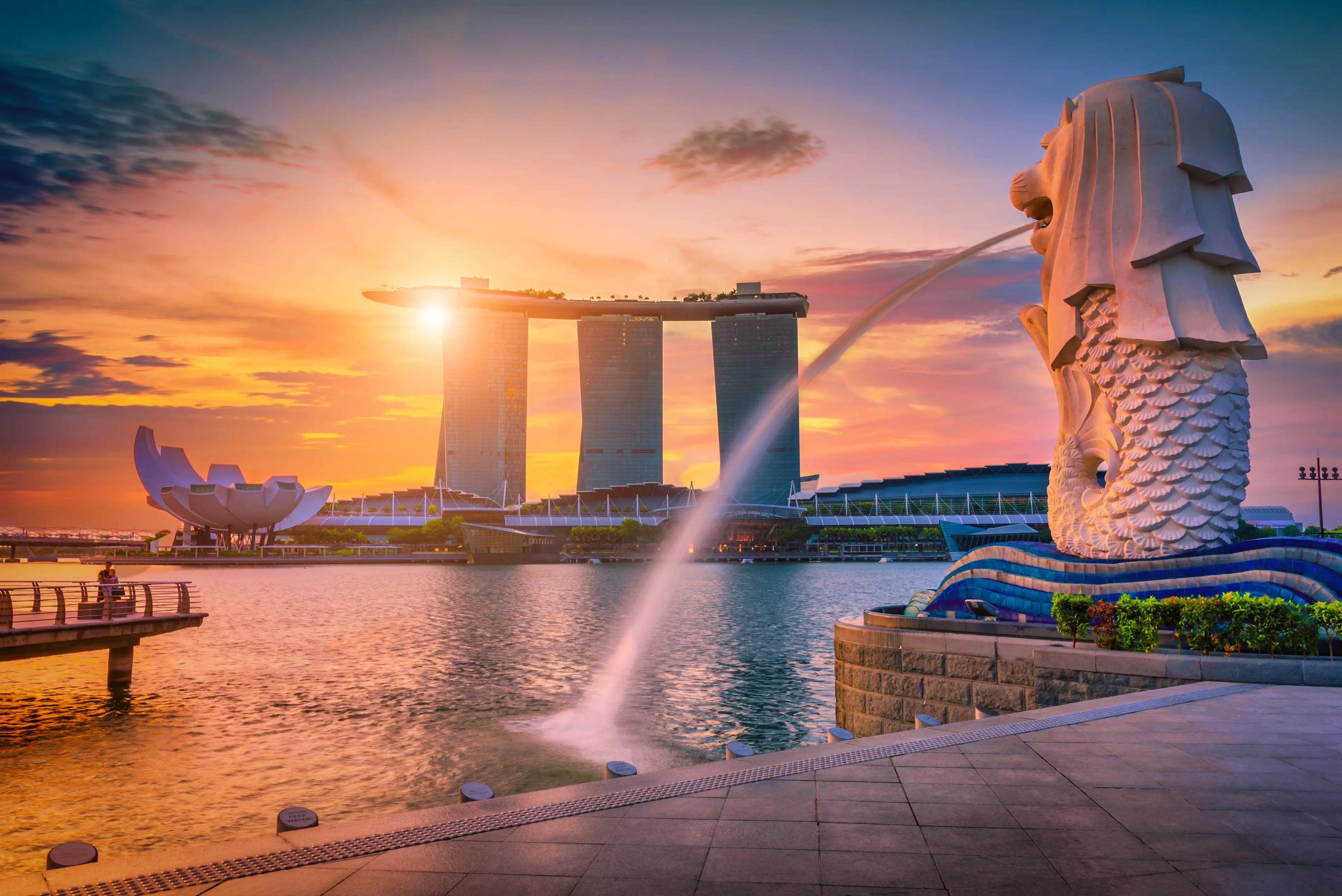 Merlion and Marina Bay skyline in Singapore
